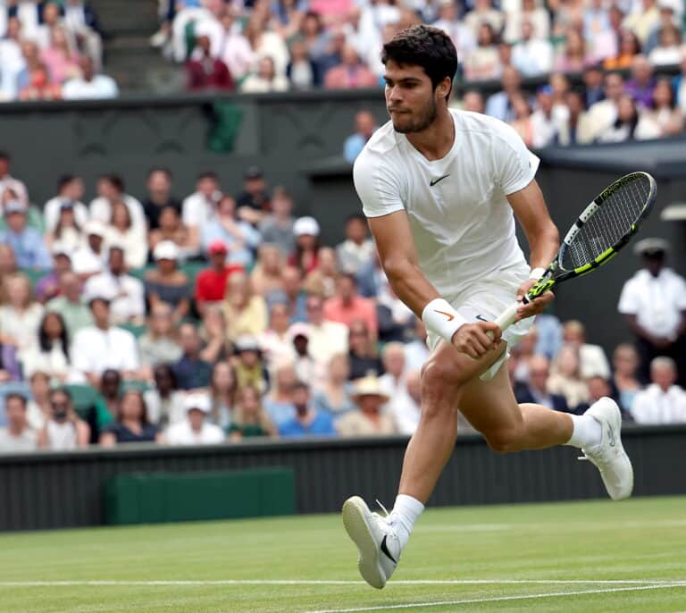 Alcaraz avanza a cuartos de final en Wimbledon tras remontar a Berrettini