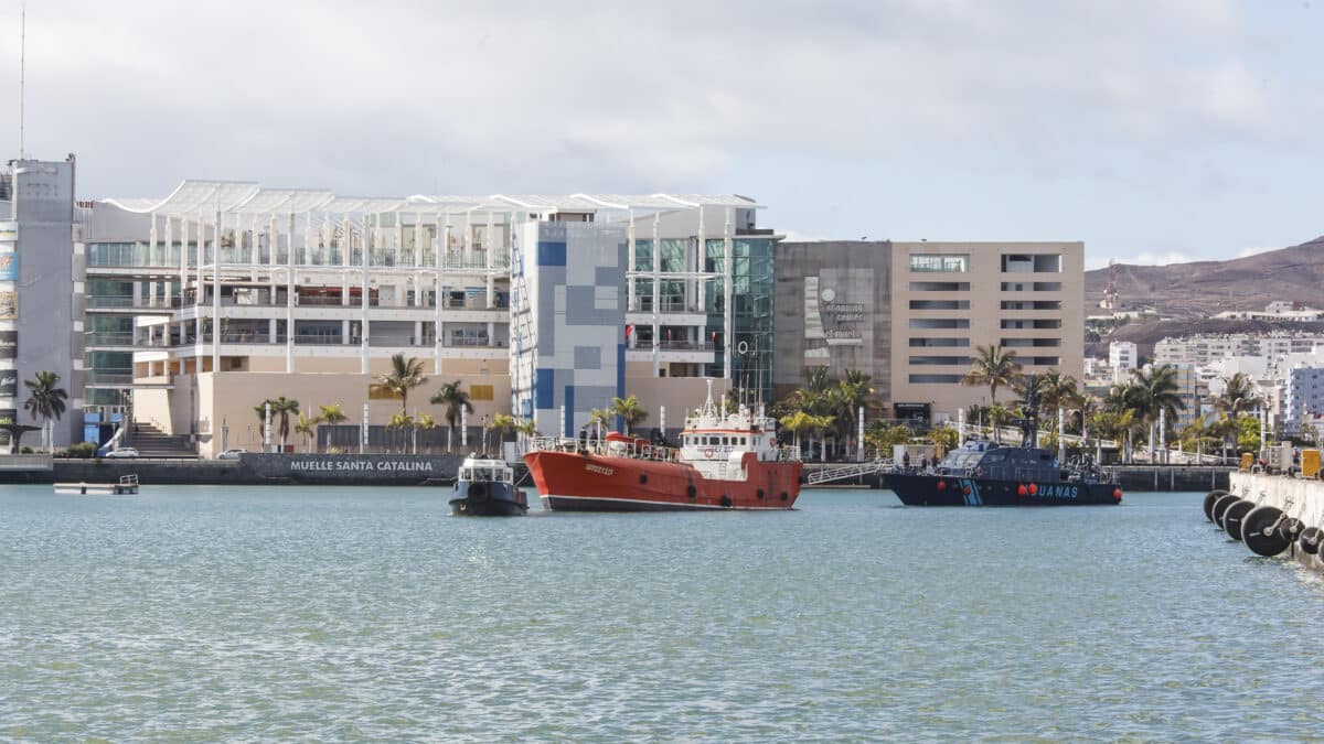 Agentes de la Policía Nacional y la Guardia Civil llegan a la Base Naval de Gran Canaria en la patrullera ‘Sacre’ de Vigilancia Aduanera de la Agencia Tributaria