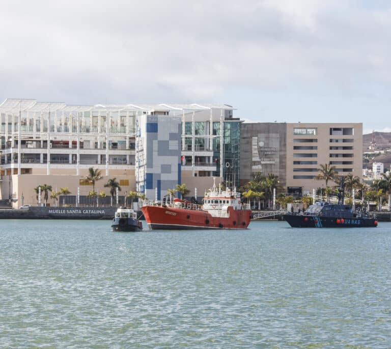Se incendia una nave frigorífica en el puerto de Las Palmas de Gran Canaria