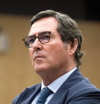Los empresarios se revuelven contra la obligación de atender en catalán pactada [...]