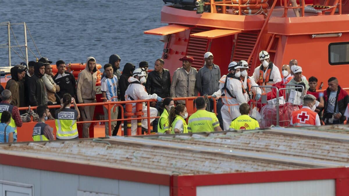 El buque de Salvamento Marítimo Guardamar Polimnia socorre a 41 personas de origen magrebí que intentaban llegar a Lanzarote en una patera, entre ellas dos mujeres y un niño.
