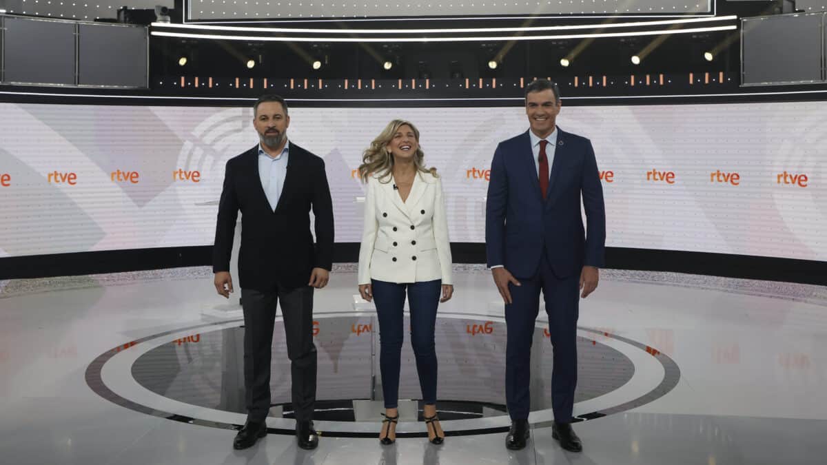 Los candidatos a la presidencia del Gobierno, (i-d) Santiago Abascal, Yolanda Diaz y Pedro Sánchez, antes del inicio del debate electoral de RTVE
