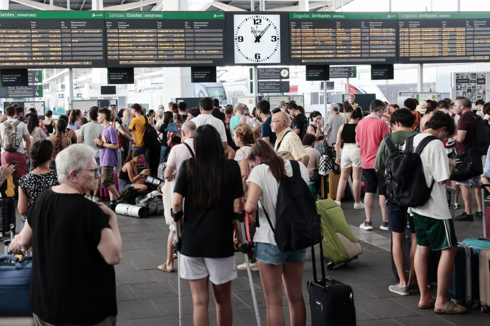 Un gran número de personas aguarda al restablecimiento del tráfico ferroviario en la estación Joaquín Sorolla 