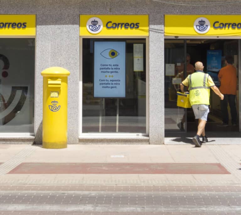 Correos busca trabajadores: 1.800 plazas sin necesidad de opositar con un sueldo de 22.000 euros