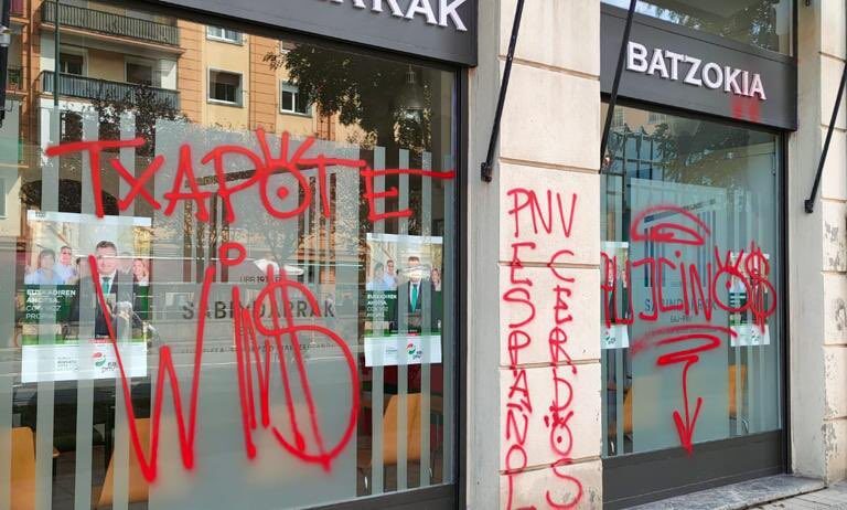Atacan una sede del PNV en Bilbao con pintadas de 'Txapote gana' e insultos