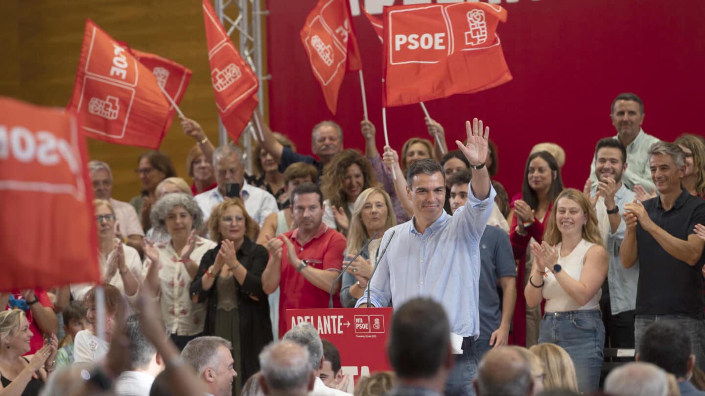 SANTANDER (CANTABRIA), 13/07/2023.- El candidato del PSOE a la reelección como presidente, Pedro Sánchez (c), durante un acto electoral este jueves, en Santander. EFE/ Pedro Puente Hoyos