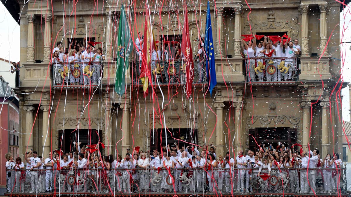 Y la fiesta estalló en Pamplona: "¡Viva San Fermín y aúpa Osasuna, no nos rendiremos!"