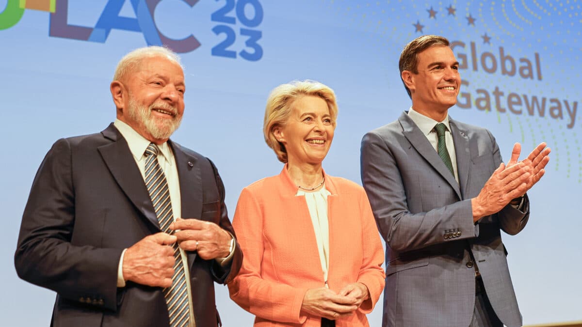 El presidente de Brasil, Luiz Inácio Lula da Silva, la presidenta de la Comisión Europea, Ursula von der Leyen, y el primer ministro de España, Pedro Sánchez, asisten a la Cumbre UE-CELAC