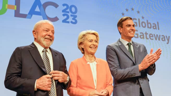 El presidente de Brasil, Luiz Inácio Lula da Silva, la presidenta de la Comisión Europea, Ursula von der Leyen, y el primer ministro de España, Pedro Sánchez, asisten a la Cumbre UE-CELAC
