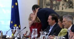 Del beso de Sánchez y Díaz a las caras largas de Belarra y Montero: la primera reunión del Gobierno en funciones