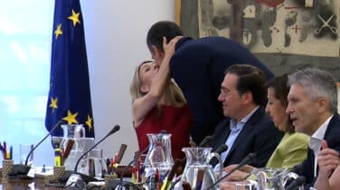 Del beso de Sánchez y Díaz a las caras largas de Belarra y Montero: la primera reunión del Gobierno en funciones