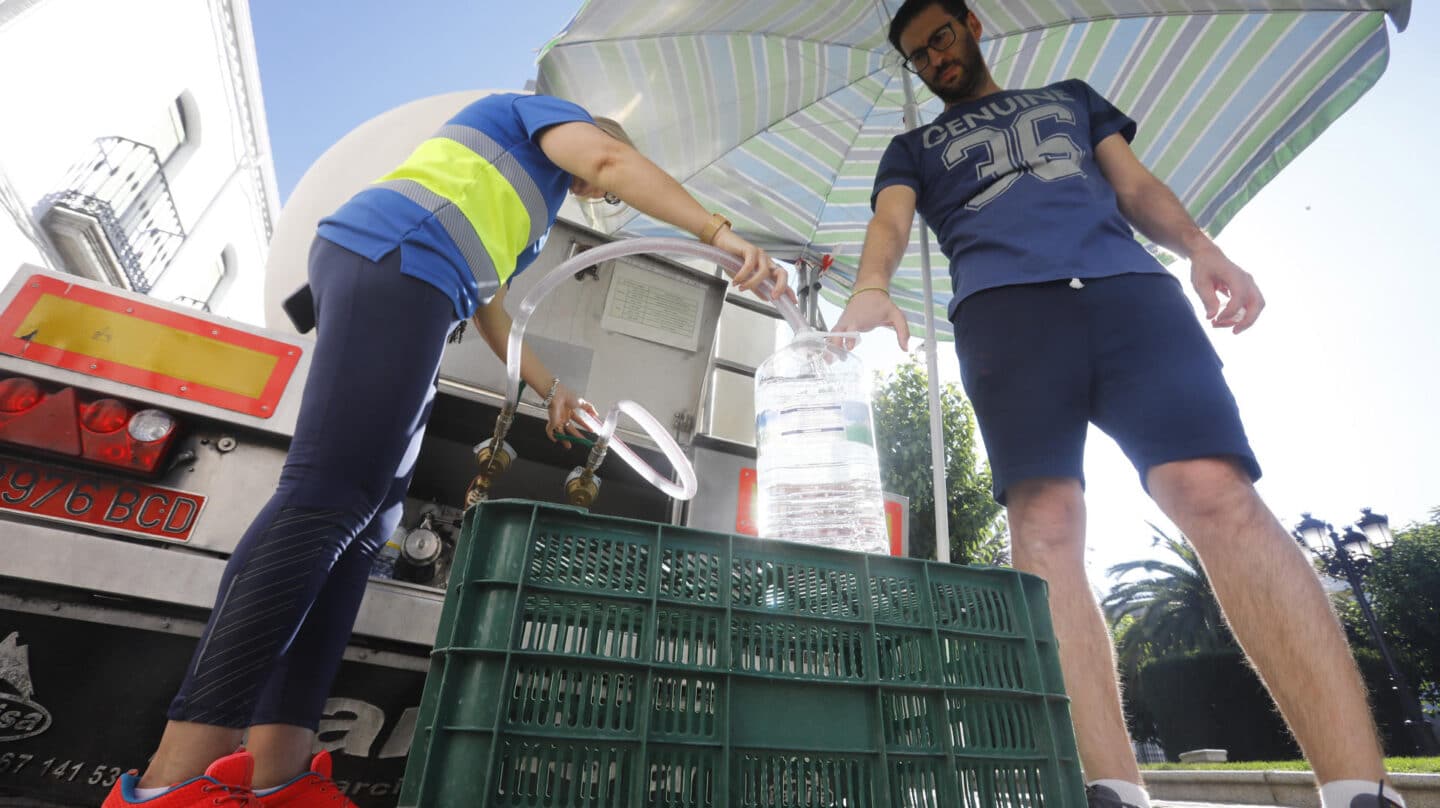 Reparto de agua con camiones cisterna en la localidad cordobesa de Pozoblanco por la falta de agua en el norte de la provincia.
