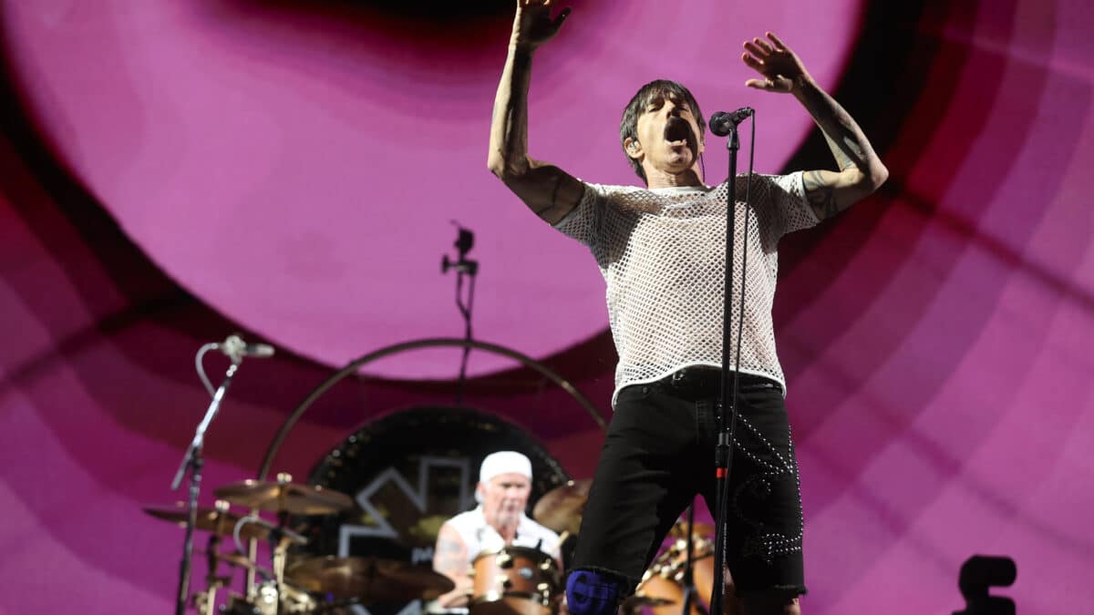 El cantante del grupo estadounidense Red Hot Chili Peppers, Anthony Kiedis, durante su actuación en el Mad Cool Festival.
