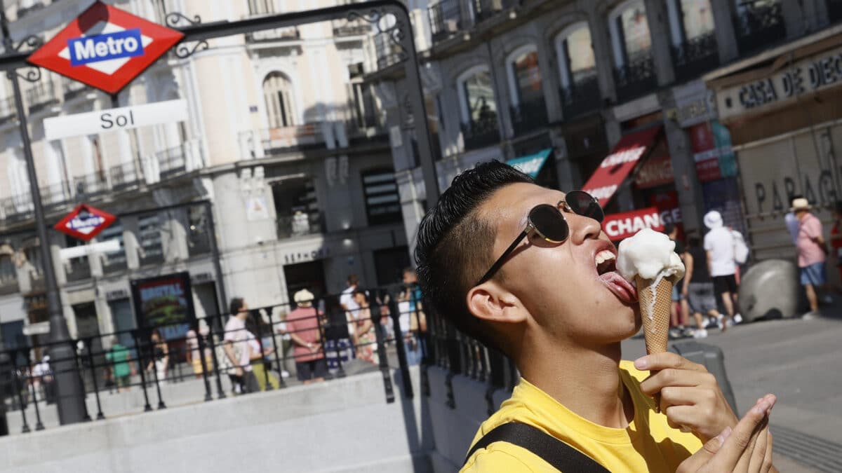 Un turista come un helado en el centro de Madrid