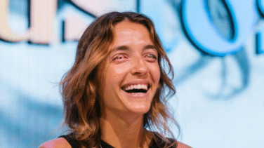 Marta Bustos, la joven que se quedó ciega fabricando jabón y ha emocionado con su libro a la reina Letizia
