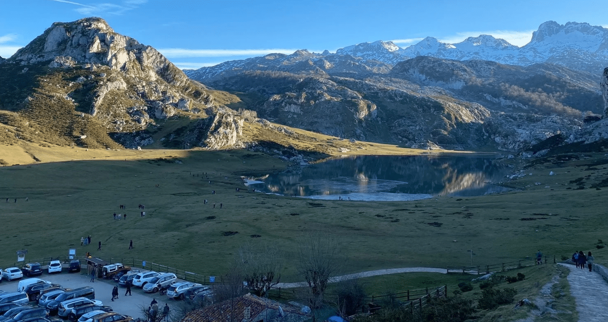 A partir de este sábado estará prohibido acceder a los Lagos de Covadonga en vehículo privado