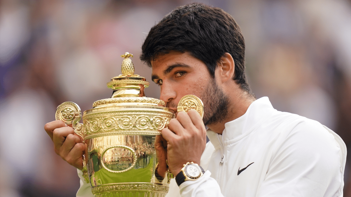 Carlos Alcaraz, que es uno de los tenistas masculinos más jóvenes en ganar un título de Grand Slam