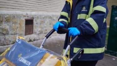 Un cartero que repartía propaganda del PSOE recibe un puñetazo en Vélez-Málaga