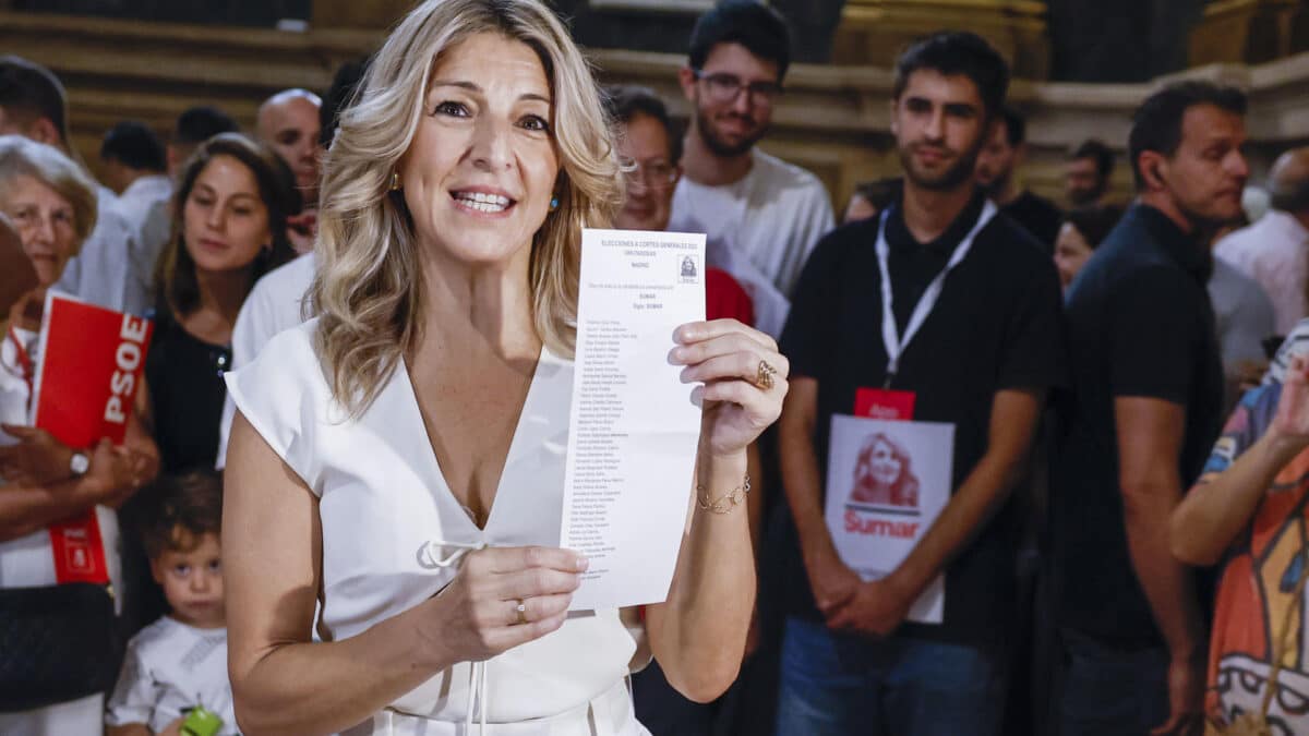 La líder de la coalición Sumar, Yolanda Díaz, muestra la papeleta de su formación antes de ejercer su derecho al voto para las elecciones generales.