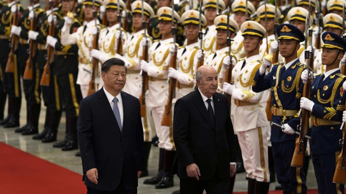 El presidente de Argelia Abdelmadjid Tebboune camina con el presidente chino Xi Jinping en Pekín.