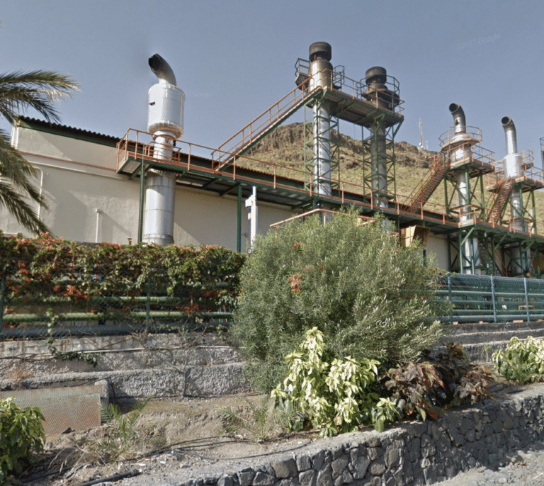 Persiste el apagón total en La Gomera tras el incendio en su central térmica