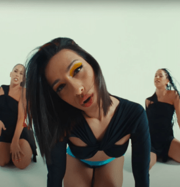 Entre su novio y su ex: así es la nueva canción de [...]