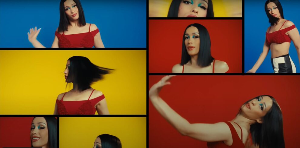 Chanel en rojo y azules bailando en su videoclip Ping pong con Petazeta