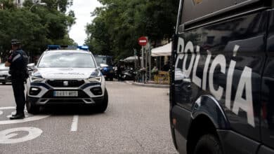 Un policía se sube al capó para evitar la huida de un conductor que causó un accidente con un coche robado en Madrid