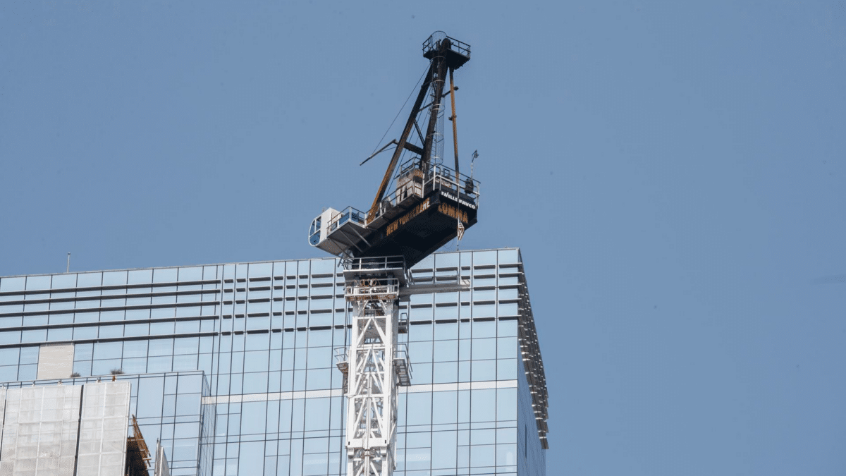 Vista de una grúa de la construcción cuyo colapso dejó al menos 12 heridos en Nueva York tras derrumbarse desde la altura de un piso 45