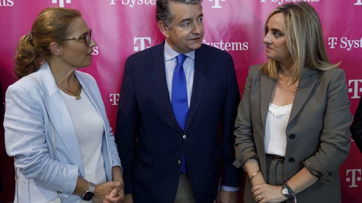 El consejero de la Presidencia, Interior, Diálogo Social y Simplificación Administrativa, Antonio Sanz (c), en la foto de familia antes de visitar las nuevas oficinas de la empresa T-Systems a 17 de julio del 2023 en Granada