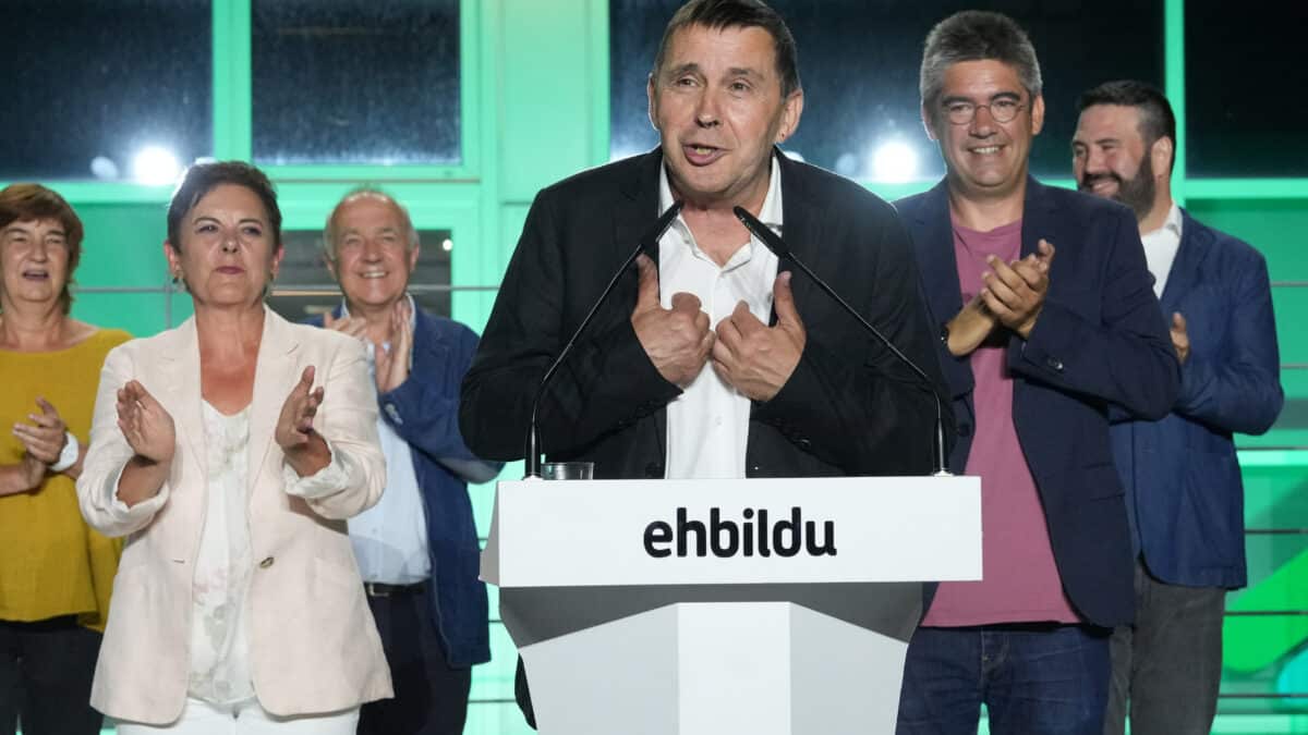 El coordinador general de EH Bildu, Arnaldo Otegi, durante el seguimiento de la jornada electoral de los comicios generales en sede de EH Bildu