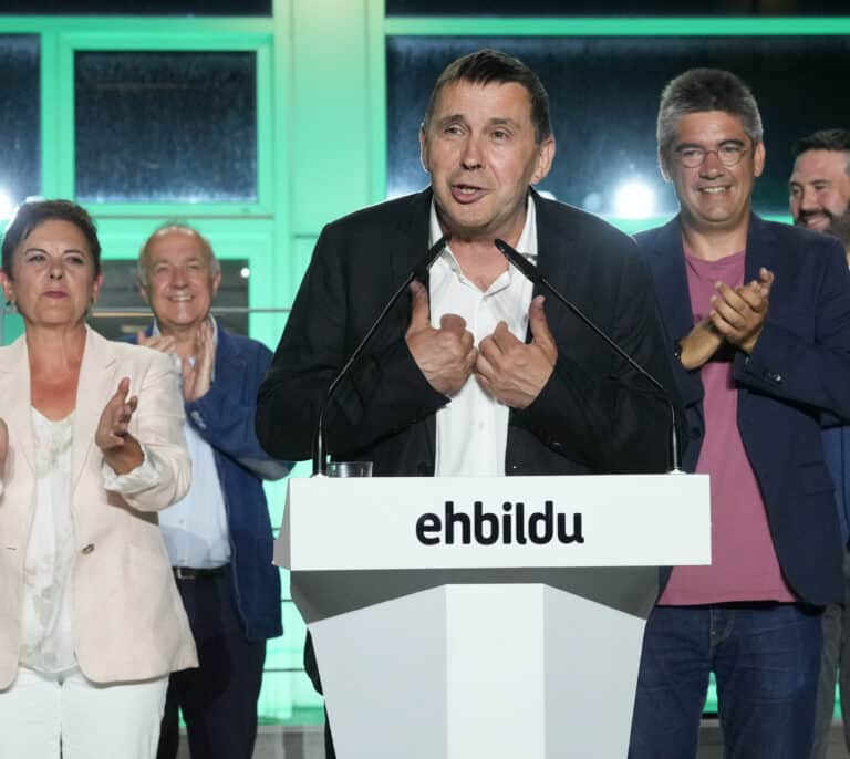 Sánchez y Otegi, los más felices