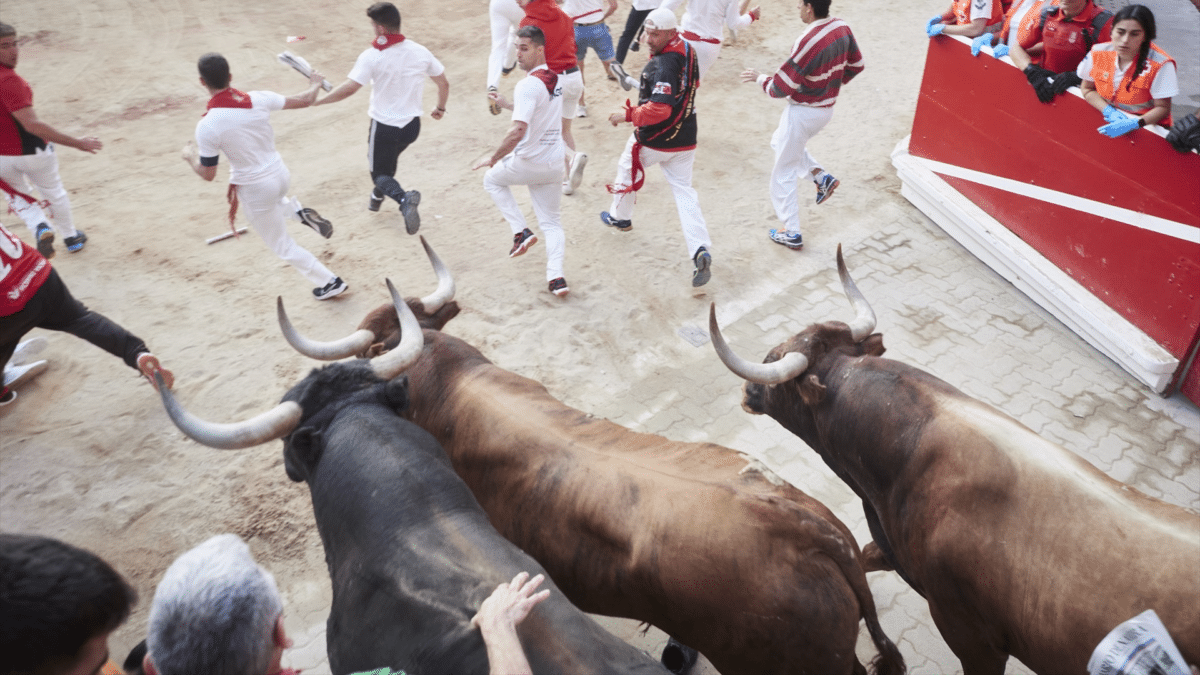 Multitud de personas corren durante el último encierro de las Fiestas de San Fermín, que se celebrarán desde el 6 hasta el 14 de julio 2023