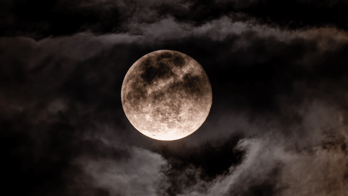 Una noche con luna llena, sabiendo cuándo es la superluna llena de agosto 2023