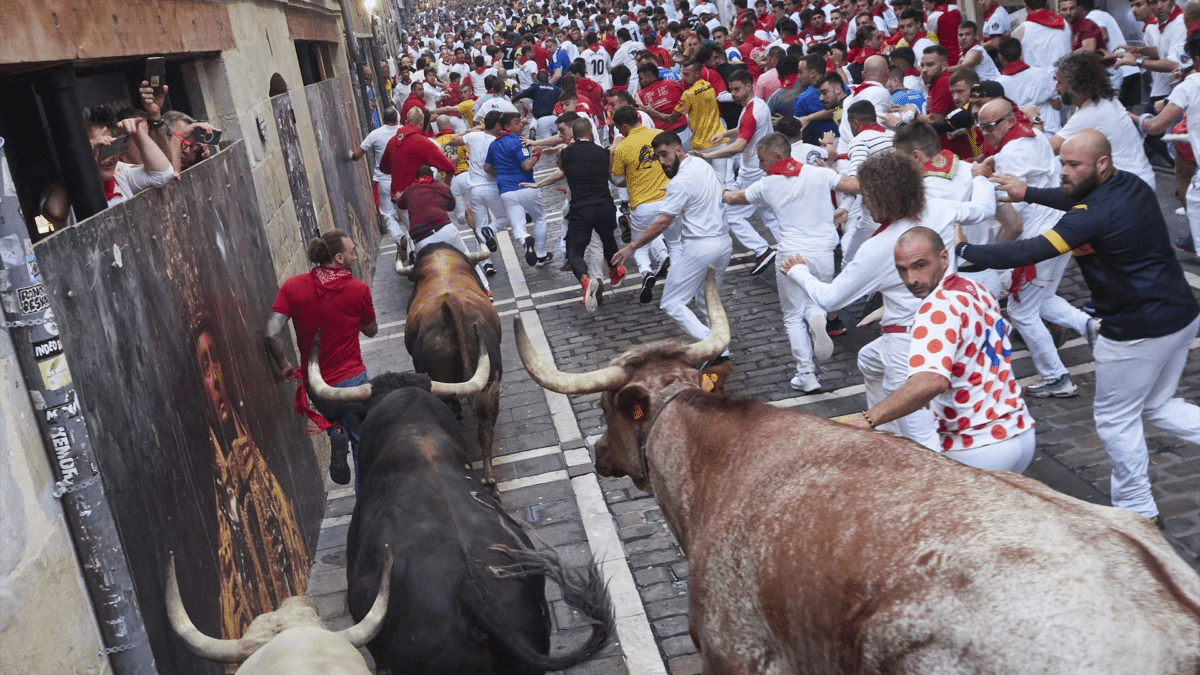 Corredores durante el cuarto encierro de las fiestas de San Fermín 2023, que terminan el próximo viernes 14 de julio