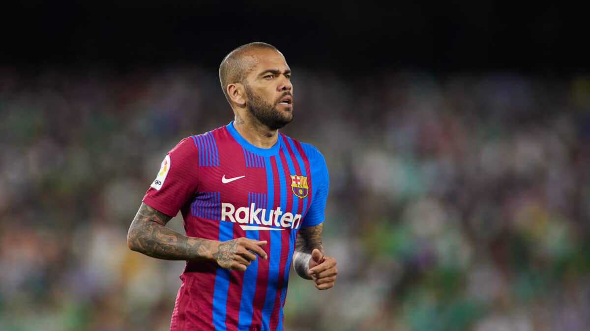 Dani Alves del FC Barcelona mira durante la liga española, la Liga Santander