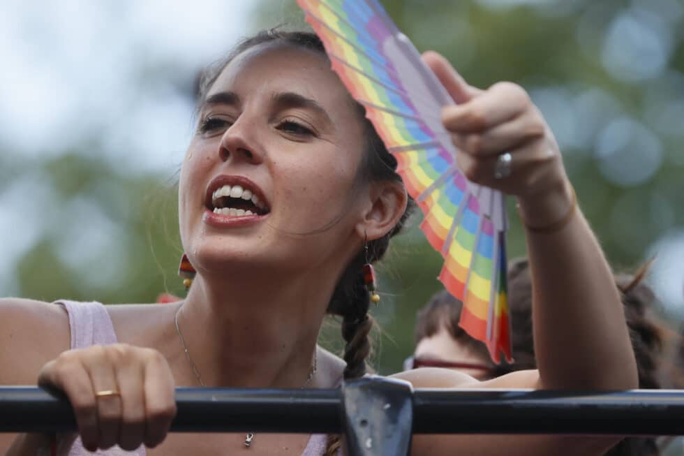 La ministra de Igualdad, Irene Montero, durante su participación en la manifestación del Orgullo 2023 en el autobús de Podemos. EFE / Mariscal