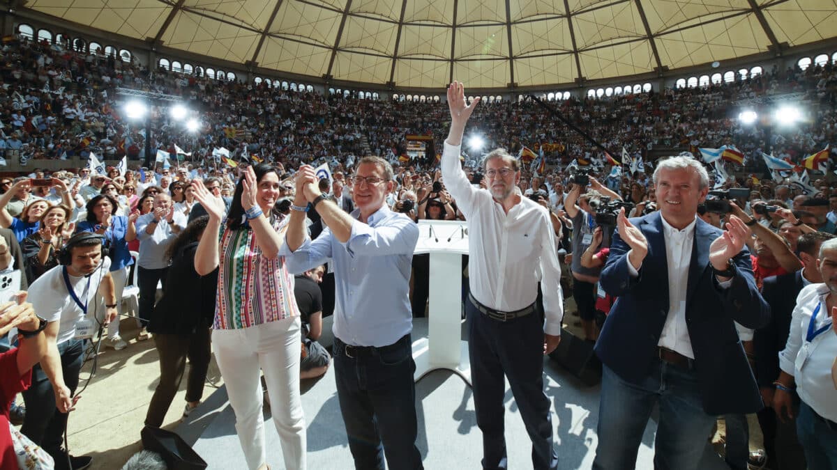 Rajoy, entre Feijóo y Rueda en la plaza de toros de Pontevedra.