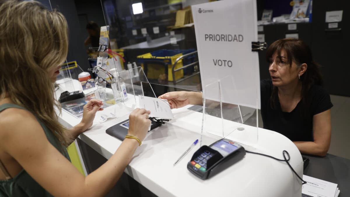 Correos asegura que el 100% de los electores recibirán hoy la documentación para votar