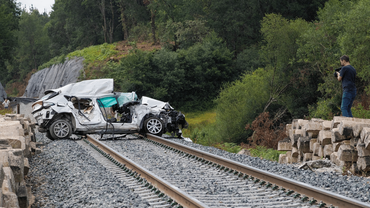 El coche tras el accidente de un tren en Lugo, que resultó en dos muertos y un herido en estado grave