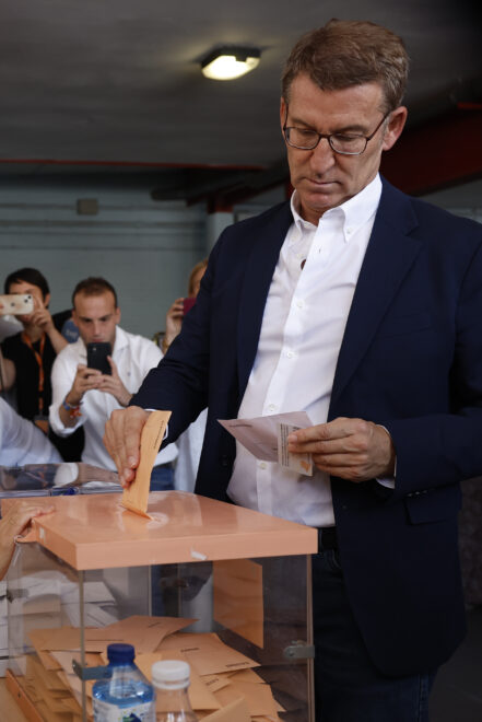 El líder del Partido Popular, Alberto Núnez Feijóo (d), ejerce su derecho al voto para las elecciones generales en el colegio Ramiro de Maeztu de Madrid