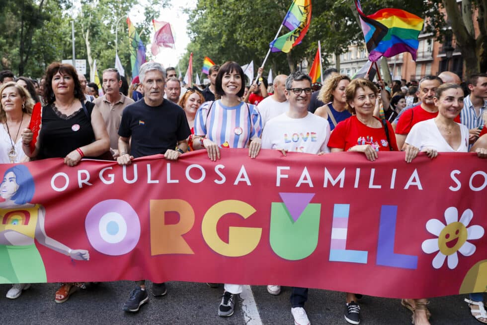 Los ministros del Interior, Fernando Grande-Marlaska (3i), de Ciencia e Innovación, Diana Morant (c) y de Presidencia, Félix Bolaños (3d), durante su participación en la manifestación del Orgullo tras la pancarta del PSOE. EFE / Mariscal.