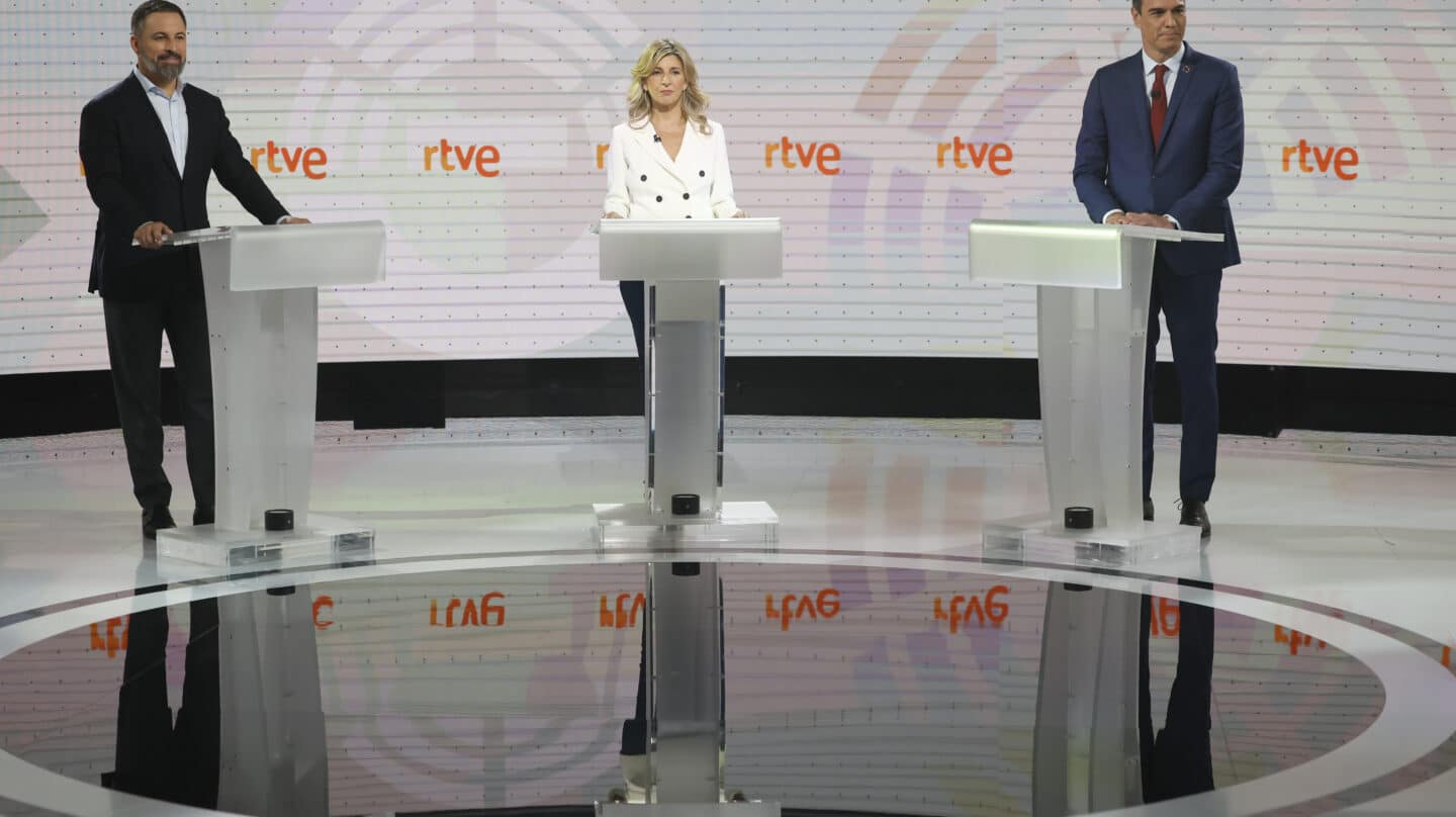 Los candidatos a la Presidencia del Gobierno Santiago Abascal, Yolanda Diaz y Pedro Sánchez, antes del inicio del debate electoral de este 19 de julio de 2023 en RTVE, en Prado del Rey.