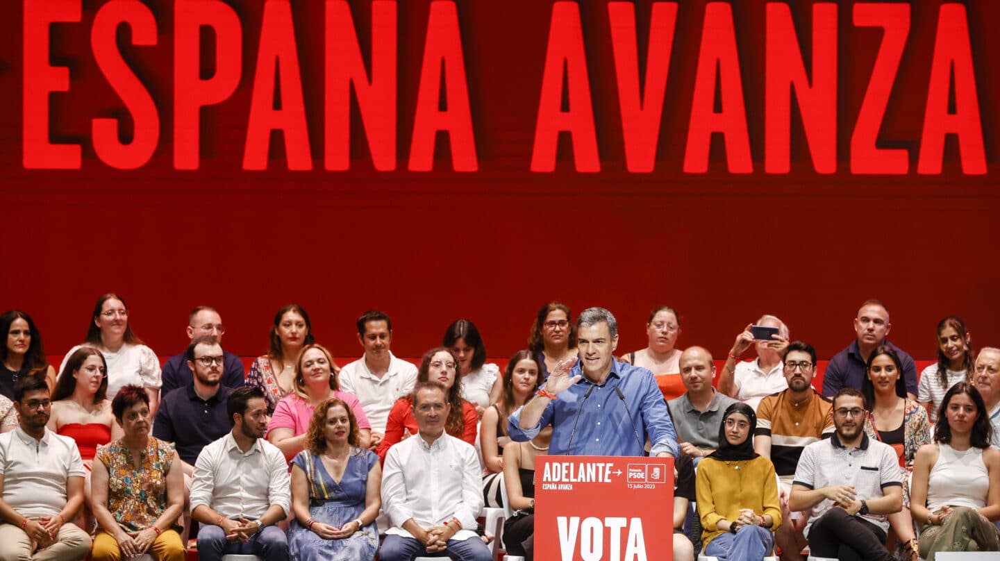 VALENCIA 15/07/2023.- El presidente del Gobierno Pedro Sánchez este sábado durante el mitin que ha organizado el PSOE en la ciudad de Valencia. El PSOE afronta una última semana de campaña que considera "decisiva" para tratar de recuperar la tendencia positiva con la que arrancó la contienda electoral, y por ello redoblará sus esfuerzos estos días con el objetivo de lograr una movilización "masiva" el 23J para que gane la izquierda.- EFE/ Kai Forsterling