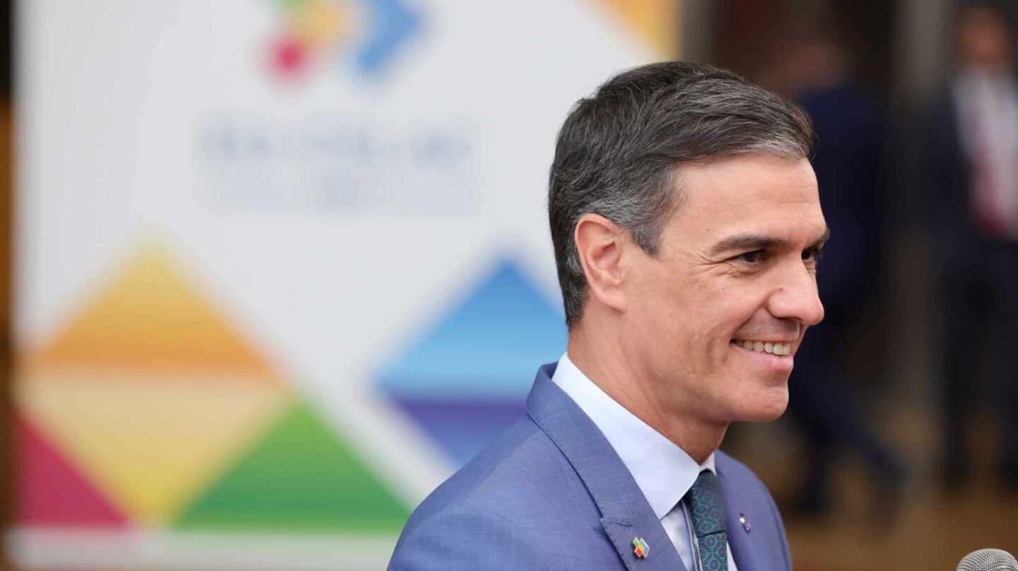 Brussels (Belgium), 17/07/2023.- Spain's Prime Minister Pedro Sanchez speaks to the media as he arrives for the EU-CELAC Summit of Heads of State and Government in Brussel, Belgium, 17 July 2023. Leaders from the EU and the Community of Latin American and Caribbean States (CELAC) gather in Brussels for the third EU-CELAC summit from 17-18 July 2023, with the aim to strengthen relations between both regions. (Bélgica, España, Bruselas) EFE/EPA/OLIVIER MATTHYS