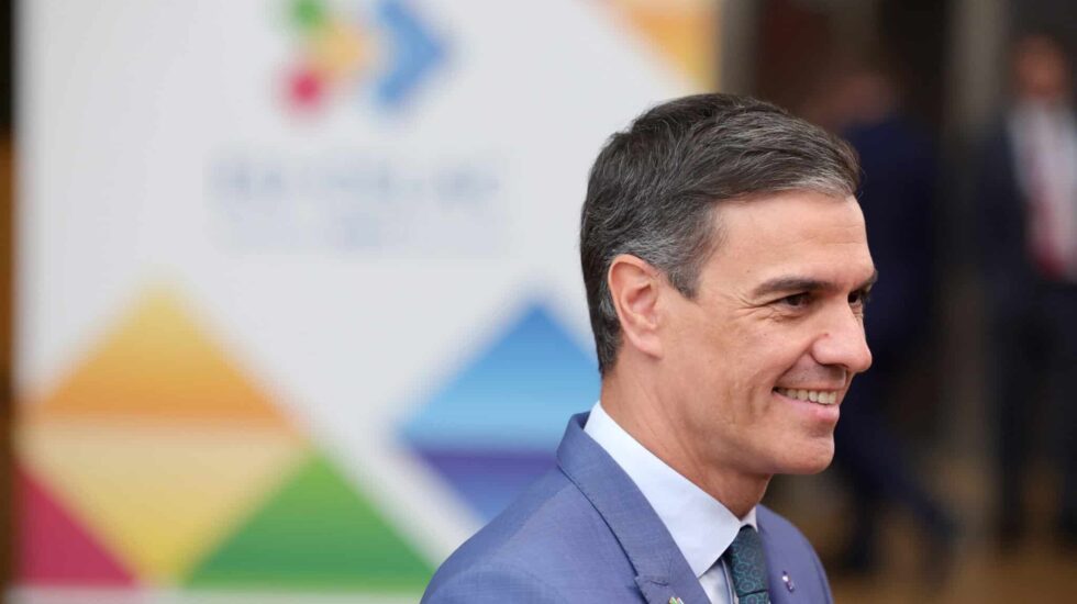 Brussels (Belgium), 17/07/2023.- Spain's Prime Minister Pedro Sanchez speaks to the media as he arrives for the EU-CELAC Summit of Heads of State and Government in Brussel, Belgium, 17 July 2023. Leaders from the EU and the Community of Latin American and Caribbean States (CELAC) gather in Brussels for the third EU-CELAC summit from 17-18 July 2023, with the aim to strengthen relations between both regions. (Bélgica, España, Bruselas) EFE/EPA/OLIVIER MATTHYS