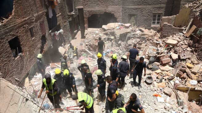 Al menos nueve muertos y cuatro heridos por el derrumbe de un edificio en Egipto Equipos de búsqueda y rescate inspeccionan el lugar de los restos de un edificio derrumbado en la zona de Hadaeq El-Qubbah de El Cairo, Egipto