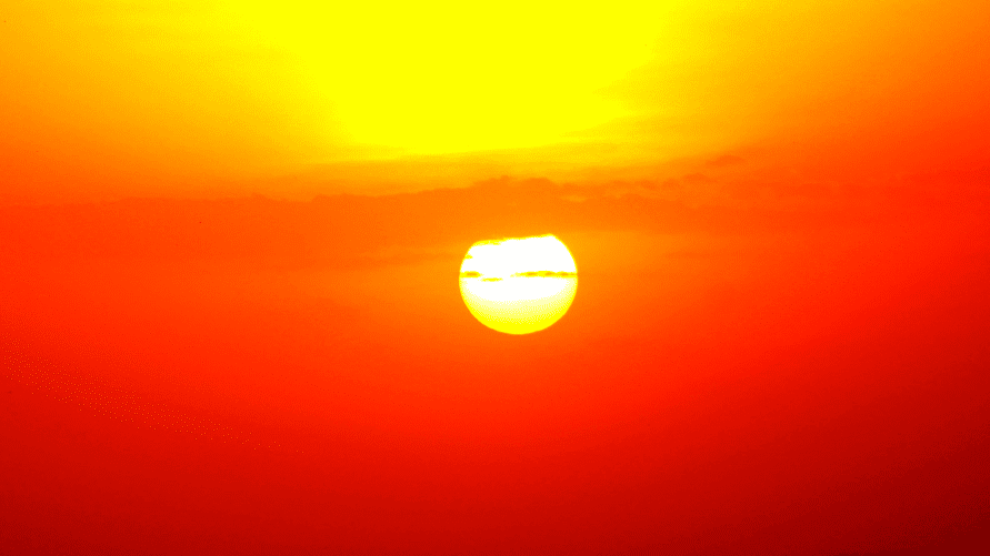 Una puesta de sol mientras el calor bate un récord histórico y registra el día más caluroso en el planeta