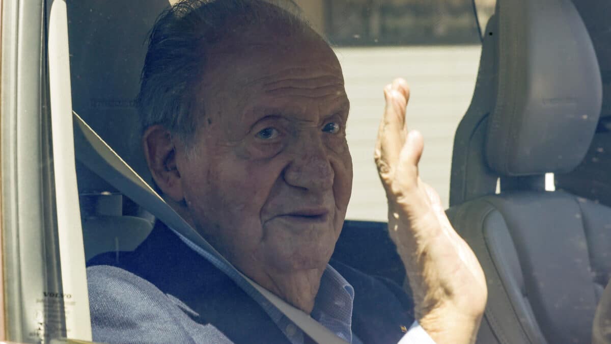 El rey Juan Carlos saluda a la prensa a su llegada a la casa de su amigo y regatista Pedro Campos, junto a la playa de Nanín, este miércoles en Sanxenxo (Pontevedra).
