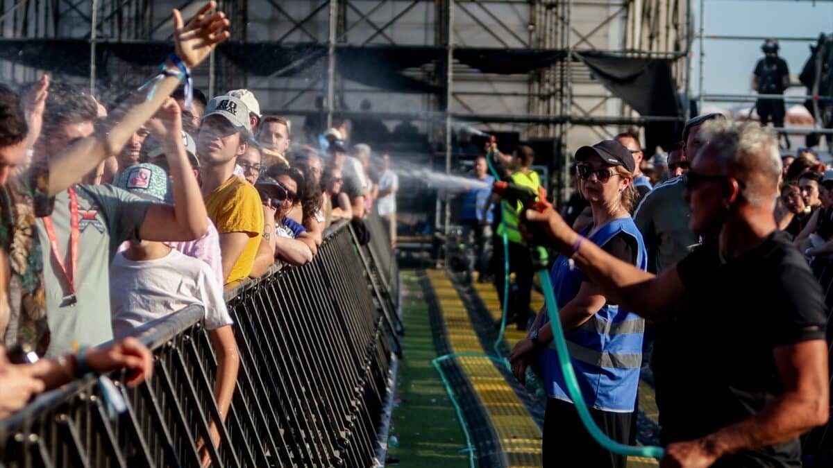 Trabajadores de un festival arrojan agua sobre los asistentes en el cuarto día del Mad Cool 2022 en Valdebebas, Madrid.